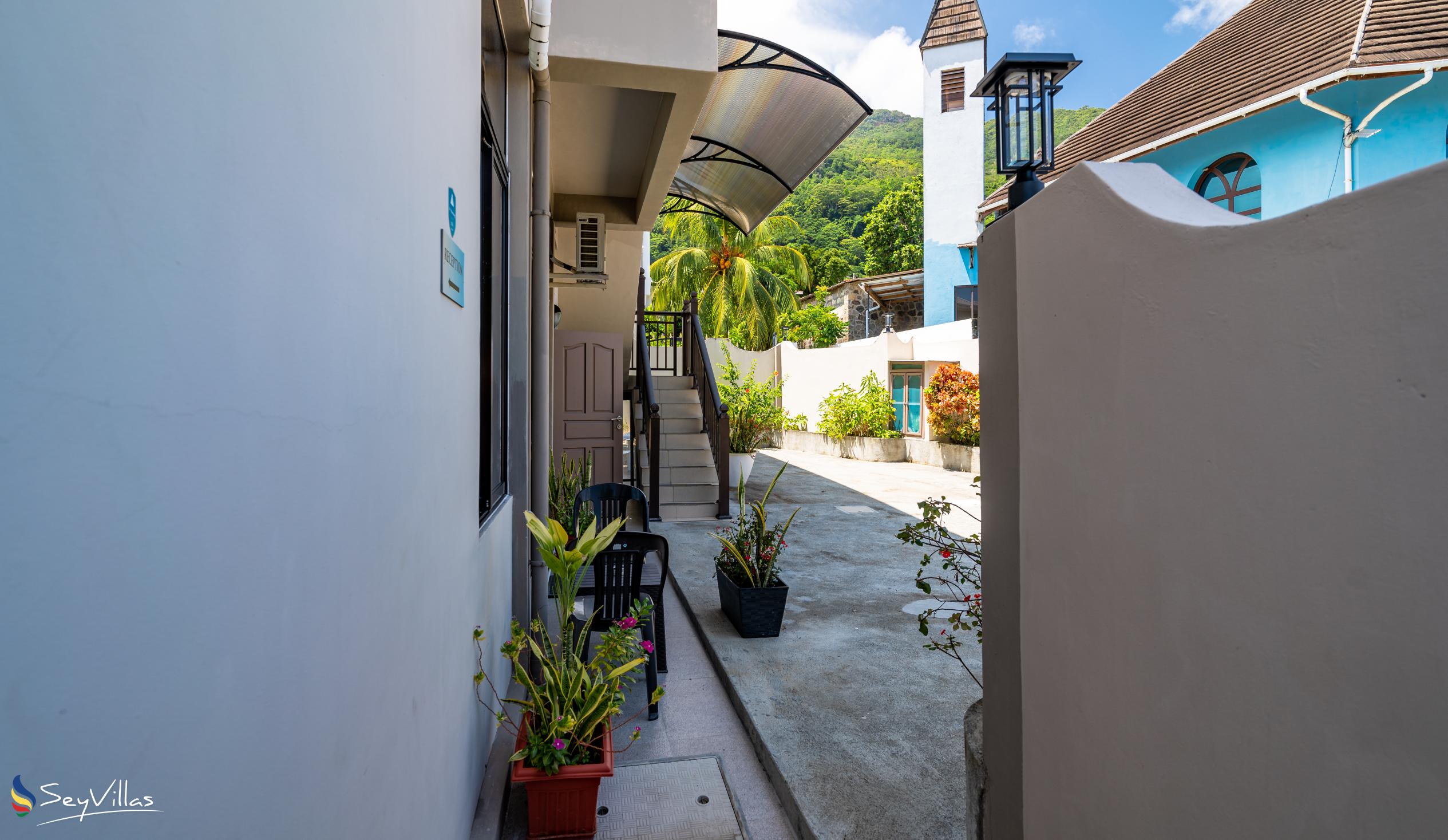 Foto 8: Azia's Apartments - Aussenbereich - Mahé (Seychellen)