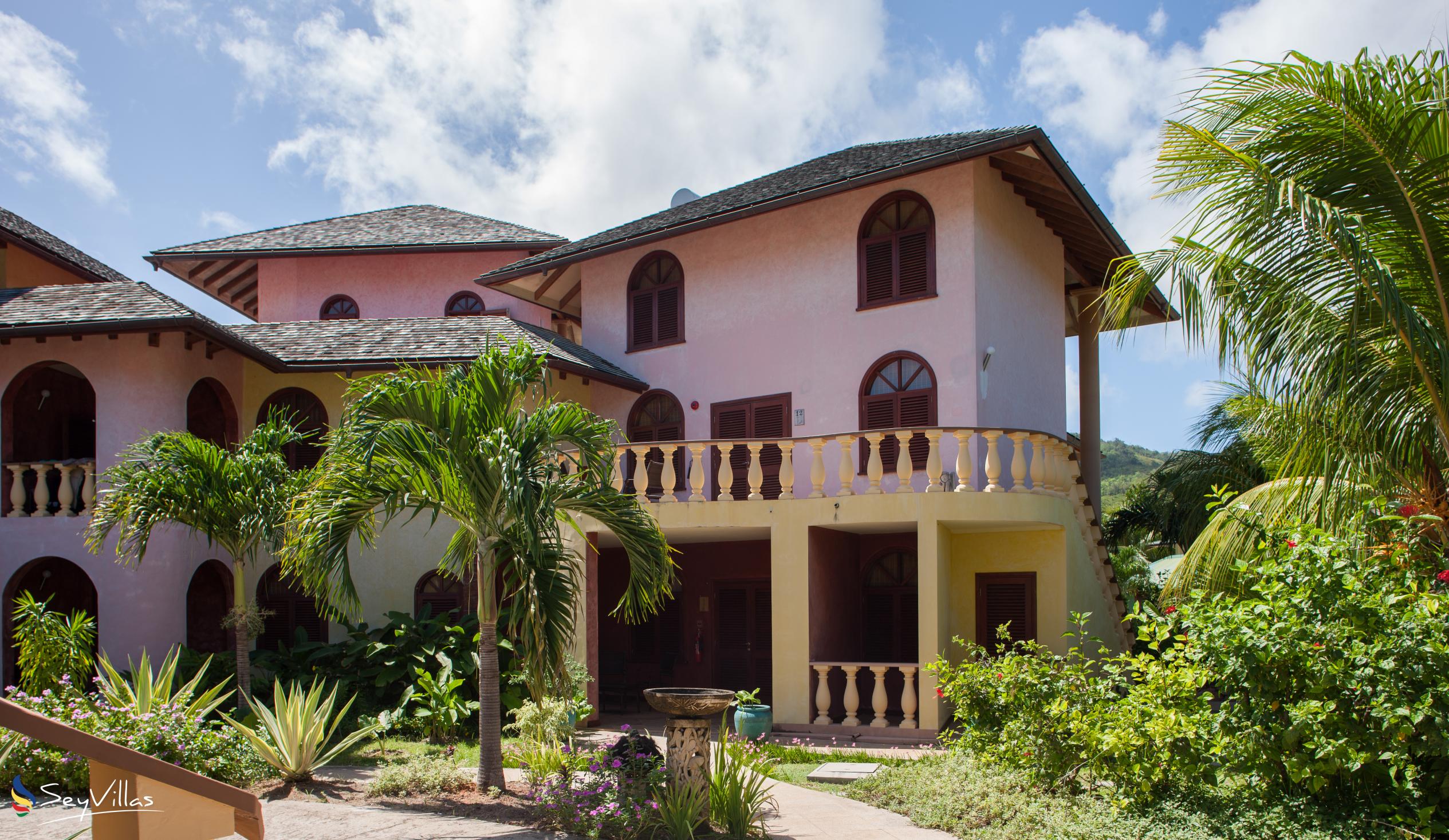 Foto 2: Castello Beach Hotel - Aussenbereich - Praslin (Seychellen)