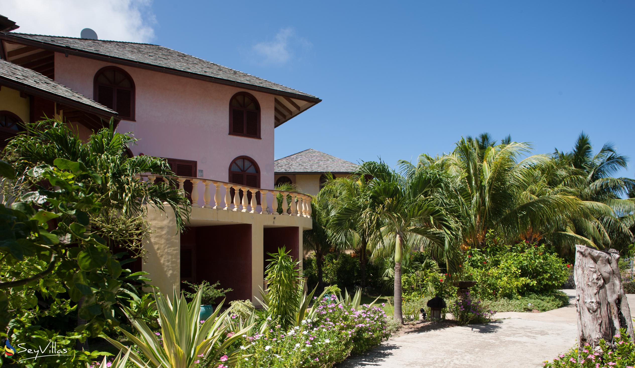 Foto 3: Castello Beach Hotel - Aussenbereich - Praslin (Seychellen)