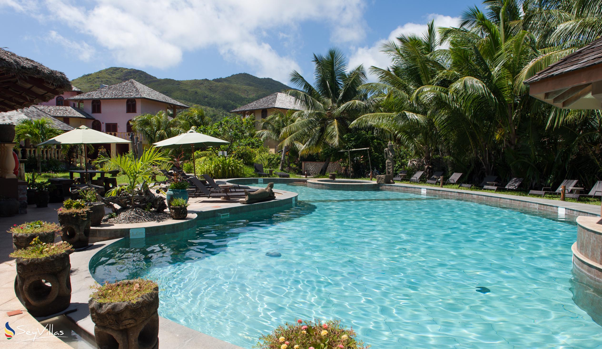 Foto 1: Castello Beach Hotel - Aussenbereich - Praslin (Seychellen)